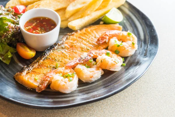 Salmão grelhado e bife de camarão — Fotografia de Stock