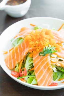 Beyaz tabak içinde somon salata