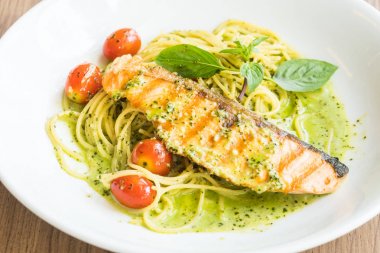 Spagetti pesto somon