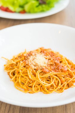 Bolongese spagetti beyaz plaka 