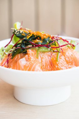 Beyaz tabak içinde somon salata