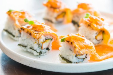 Izgara somon suşi roll