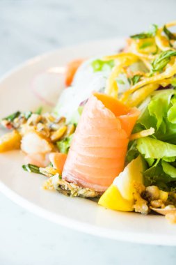 taze deniz ürünleri salatası