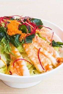 Karides salatası tatlı sos ile