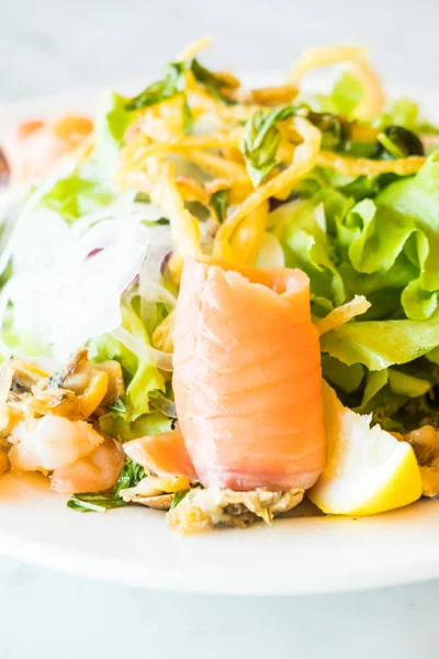 Салат из свежих морепродуктов — стоковое фото