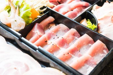 pişmemiş domuz eti