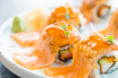 Izgara somon suşi roll