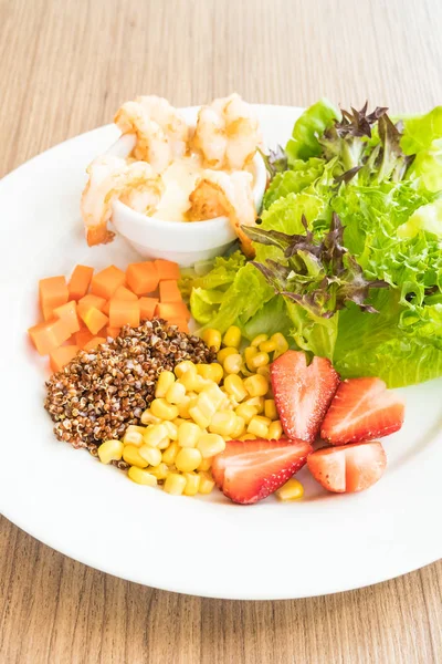 Karides ve sebze salatası — Stok fotoğraf
