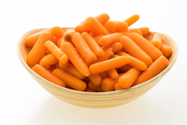 Детская морковка в деревянной чаше — стоковое фото