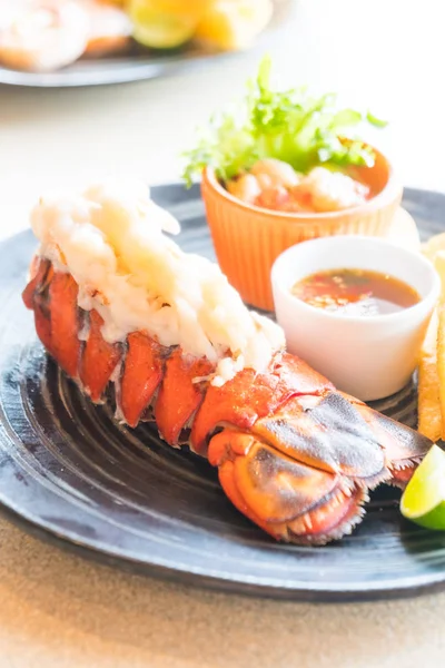 Filete de langosta en plato negro — Foto de Stock