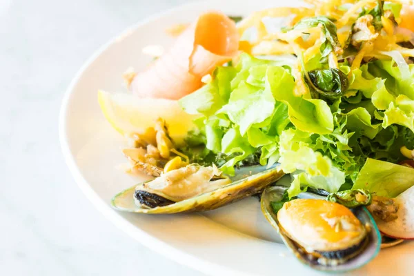 Salat mit frischen Meeresfrüchten — Stockfoto