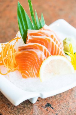 Beyaz tabak içinde somon sashmi