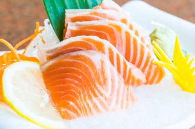 Beyaz tabak içinde somon sashmi