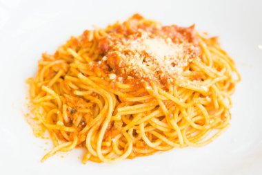 Bolongese spagetti beyaz plaka 