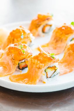 Izgara somon suşi roll