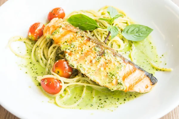 Spaghetti al pesto salmone — Foto Stock