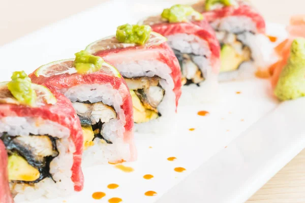 Говяжьи суши в белой тарелке — стоковое фото