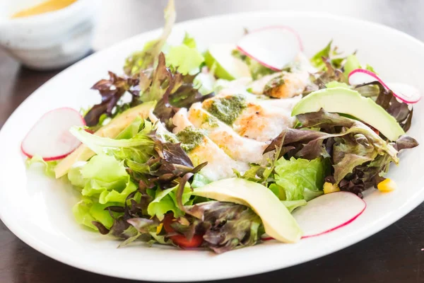 Beyaz tabakta Tavuk salatası — Stok fotoğraf