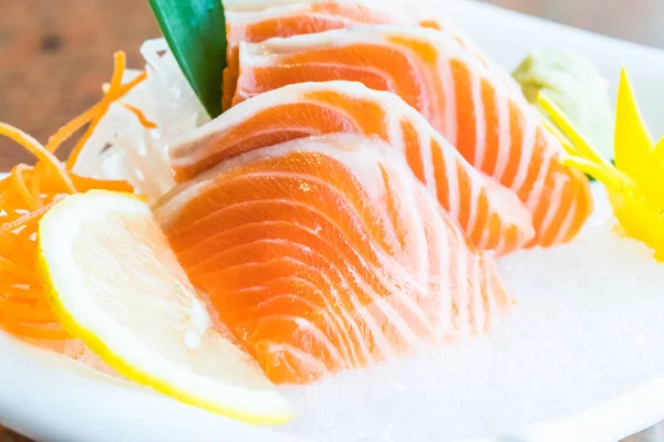 Sashmi de salmón en plato blanco —  Fotos de Stock