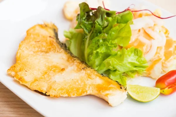 Bife de peixe com legumes — Fotografia de Stock