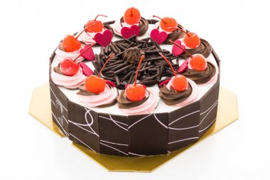 Üzerinde kiraz olan çikolatalı pasta.