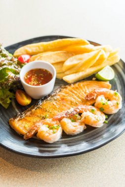 Somon ve karides ızgara biftek