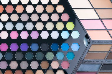 Güzel göz farı ve dudak parlatıcısı kozmetik