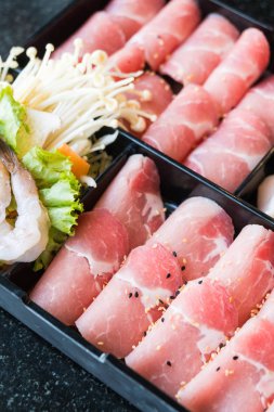 pişmemiş domuz eti