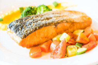  Beyaz tabak ızgara somon steak