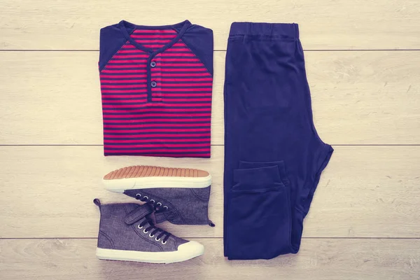 Póló, nadrág és cipő, fa háttér — Stock Fotó
