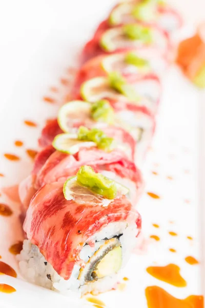 Hovězí sushi v bílé desky — Stock fotografie