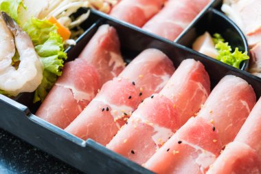 pişmemiş domuz eti