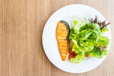 somon ve sebze salatası