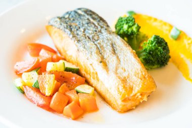 Beyaz tabak ızgara somon steak