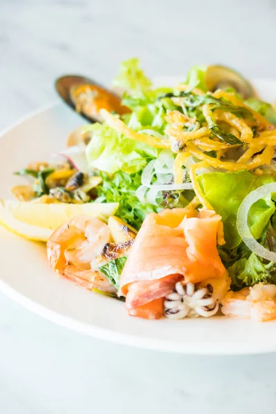 Салат из морепродуктов в белой тарелке — стоковое фото