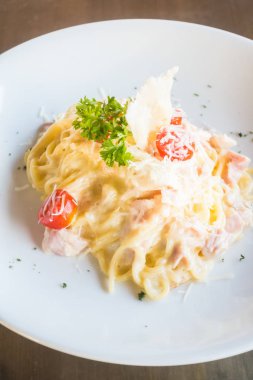 Spagetti carbonara beyaz plaka
