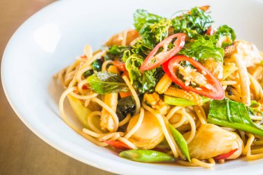 Acılı spagetti deniz ürünleri