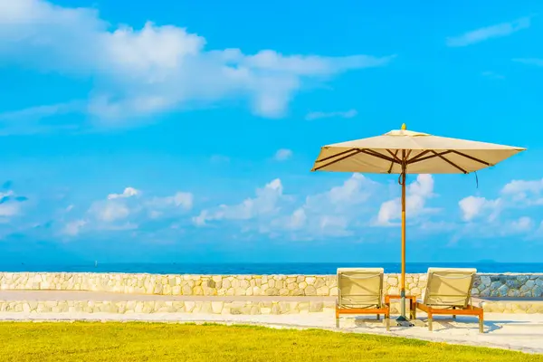 Ombrellone e sedia con vista mare — Foto Stock