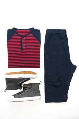 T-shirt pantolon ve ayakkabı ile