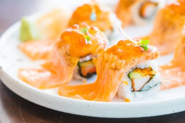 Izgara somon suşi roll