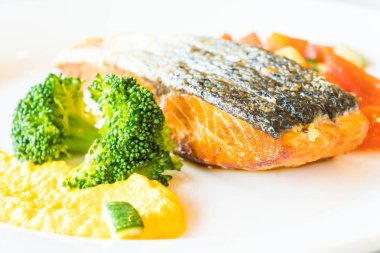 Beyaz tabak ızgara somon steak