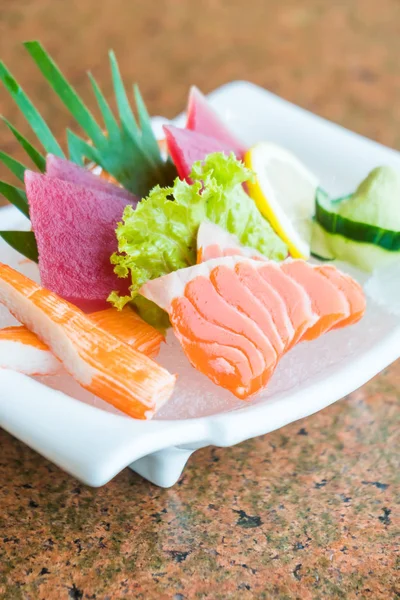 Syrové a čerstvé sashimi misky s lososem — Stock fotografie