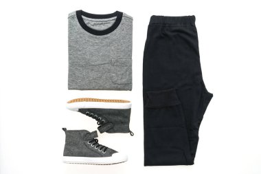 T-shirt pantolon ve ayakkabı ile