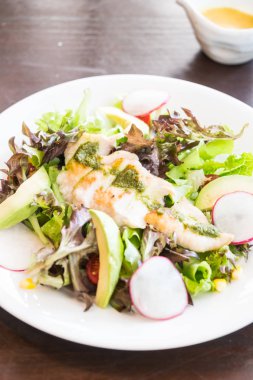 Beyaz tabakta Tavuk salatası