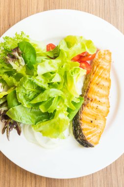 somon ve sebze salatası