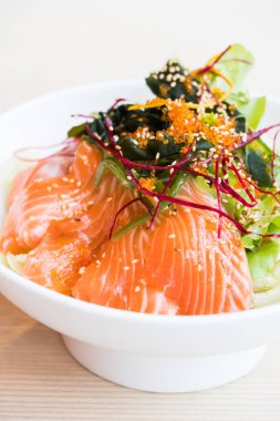 Beyaz tabak içinde somon salata 