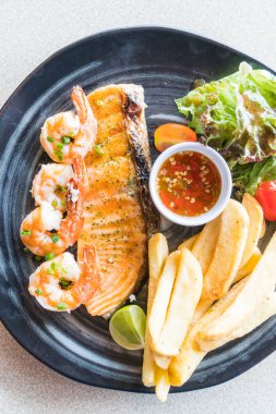 Somon ve karides ızgara biftek