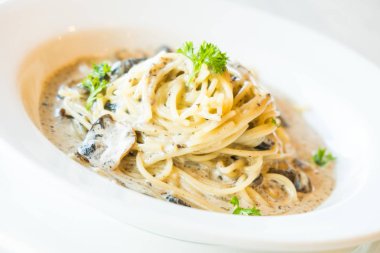 Trüf mantarlı makarna krema sosu