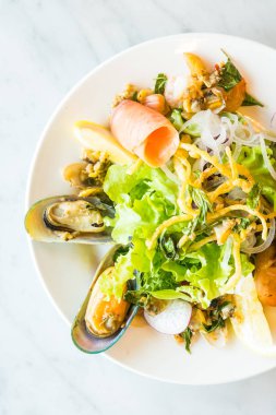 taze deniz ürünleri salatası 