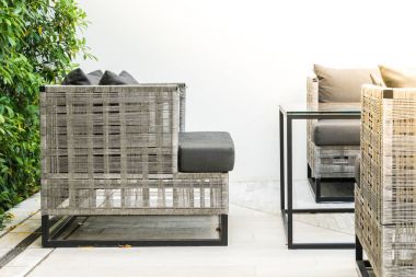 Kanepe sandalye ile açık balkon